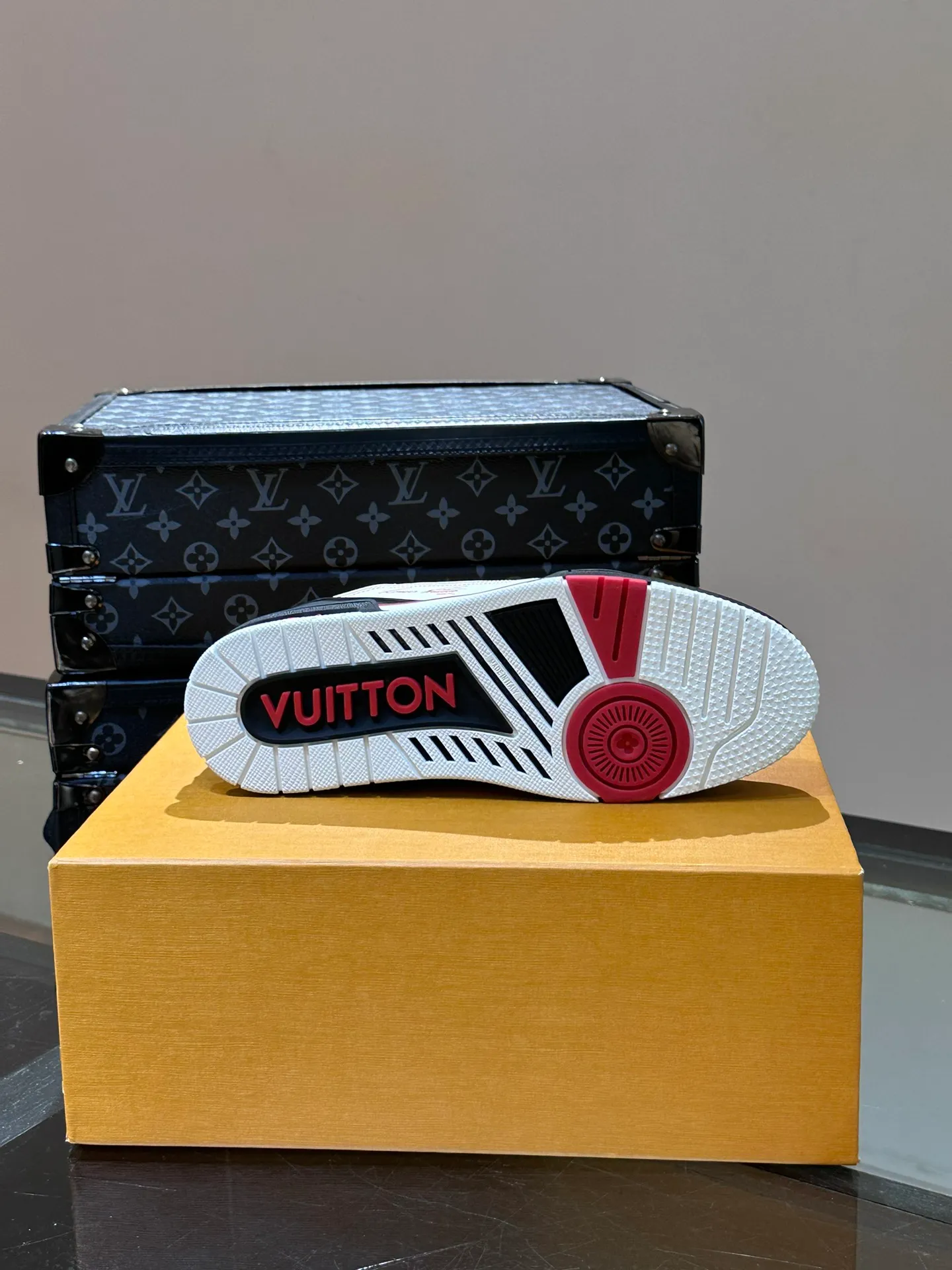 LV P840 men's sneakers, new colors, this LV Trainer sneaker is made of grained calf leather in colorful tones, with rivet decoration on the upper and handwritten Louis Vuitton logo on the side, which contrasts with the western-style Vuitton logo on the rear. The original construction was designed by Virgil Abloh and is inspired by vintage basketball shoes. Continuing the complex upper, the rubber-injected rubber outsole continues the iconic elements, with LV letters on the tongue and sides, Vuitton logo on the rear, Monogram flowers on the outsole, handwritten Louis Vuitton logo on the side, and standard insoles to continue the comfort experience. Comes with original box and complete packaging. Size: 38-45.